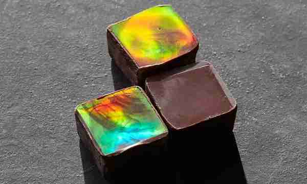 不加色素做出彩虹色的巧克力，科学家浪漫起来也太硬核了