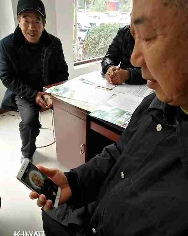 石家庄鹿泉：手机APP刷脸办业务 退休老人资格认证不再难