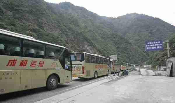 大巴车接送 四川卧龙耿达镇游客被陆续转移至都江堰