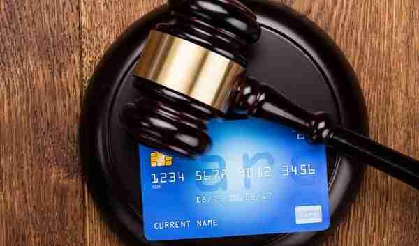 信用卡逾期了，法院来电说被起诉，让去核对金额，该如何处理？