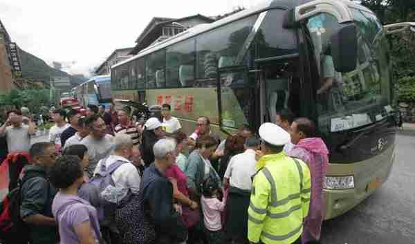 大巴车接送 四川卧龙耿达镇游客被陆续转移至都江堰