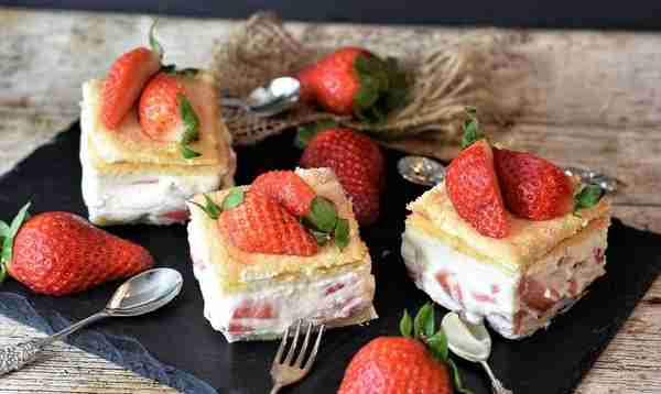 草莓酸奶杯子蛋糕