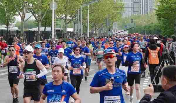 上海“半马”，浦东开跑！15000名跑者突破自我极限，用脚步丈量浦东发展成就