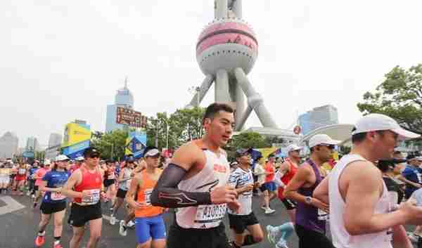 上海“半马”，浦东开跑！15000名跑者突破自我极限，用脚步丈量浦东发展成就