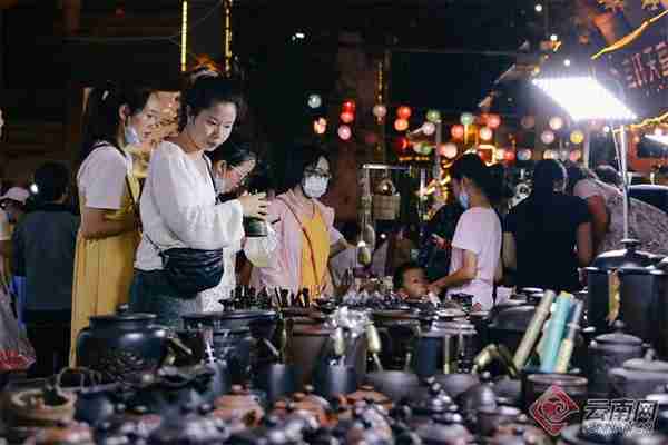 有一种叫云南的生活丨在古城建水，逛夜市访紫陶文化