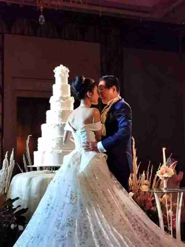 泰国70岁富豪娶20岁娇妻，彩礼高达近500万，新娘穿银花婚纱绝了