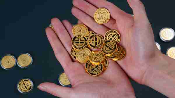 金色链纯金纪念币面市，首批共计3000枚