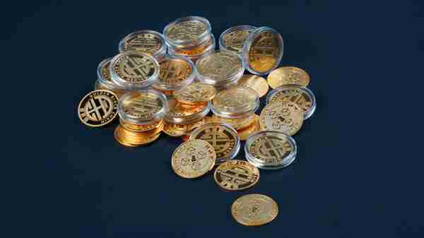 金色链纯金纪念币面市，首批共计3000枚