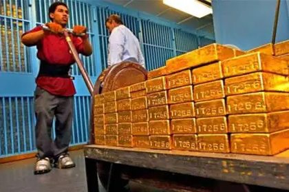 一吨黄金，一吨人民币，一吨美元，3选1的话，聪明人选哪个？