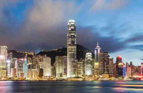 为什么香港地区一直使用“港币”，使用人民币不更好吗？