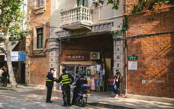 上海正在网红化的马路，众人齐坐马路牙子，杂货店拍照收费2000元