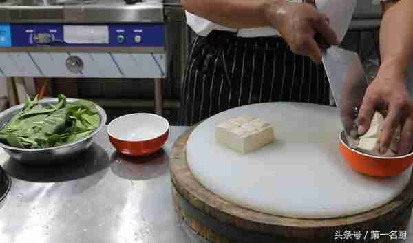 大厨分享青菜烧豆腐的家常做法，简单美味，营养丰富，一学就会