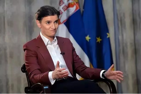 塞尔维亚高颜值女总理：比男人还帅和同性妻子恩爱8年，试管生子